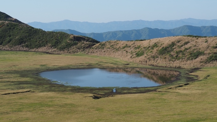 草千里ヶ浜の池